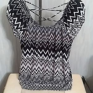 Maddesign Large Black & White Zig Zag Print Short Sleeves Top